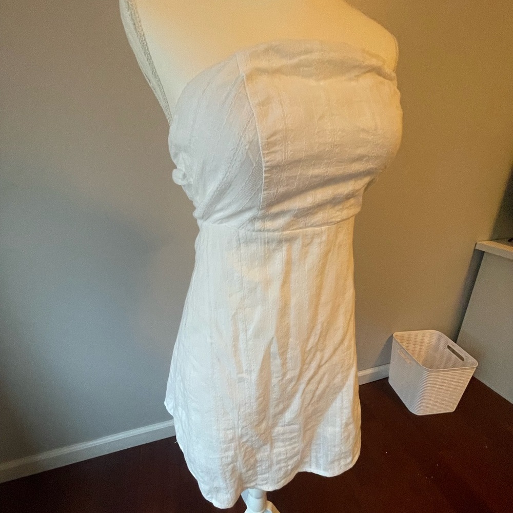 Elegant White Strapless Dress